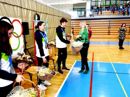 Šopke cvetja in nagrade je dobitnikom kolajn v imenu župana Franca Čebulja podelila občinska svetnica Silva Dolinar in predsednica odbora za negospodarske dejavnosti Občine Cerklje